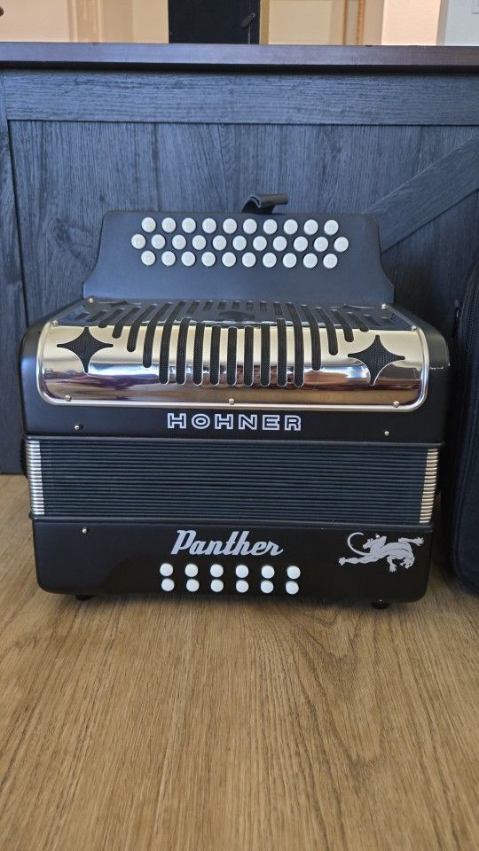 Accordion/Acordeón Hohner Panther