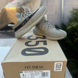 Kids Yeezys Size 1 1/2