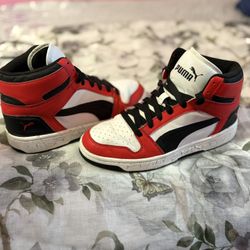 Red & Black PUMA Shoes Size 6.5
