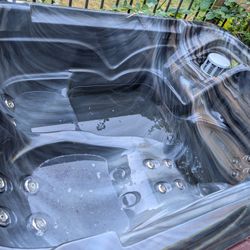 3-Person Hot tub - Works Great!!