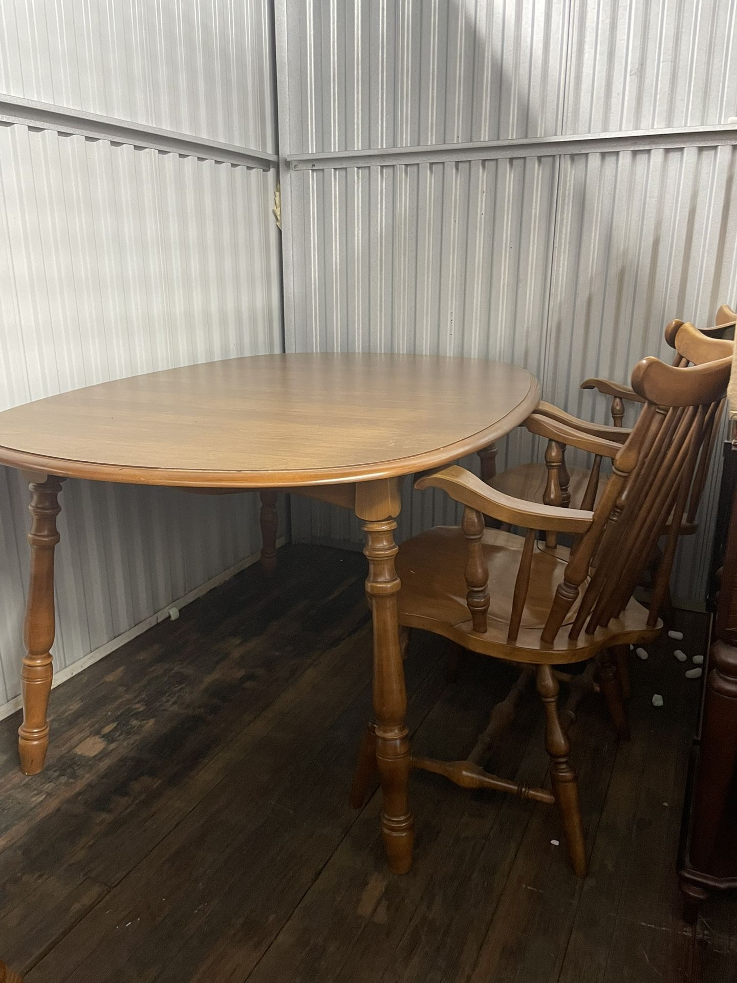 Mable Kitchen Table & 6 Chairs & 2 Leafs
