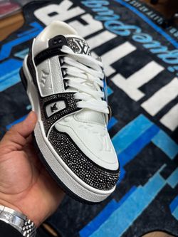 LV TRAINERS SIZE 44