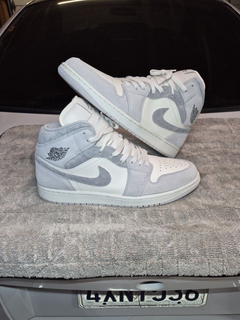Jordan 1 Mid SE
Neutral Grey Sail
