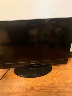 32 in. Samsung Flat Screen TV with Stand