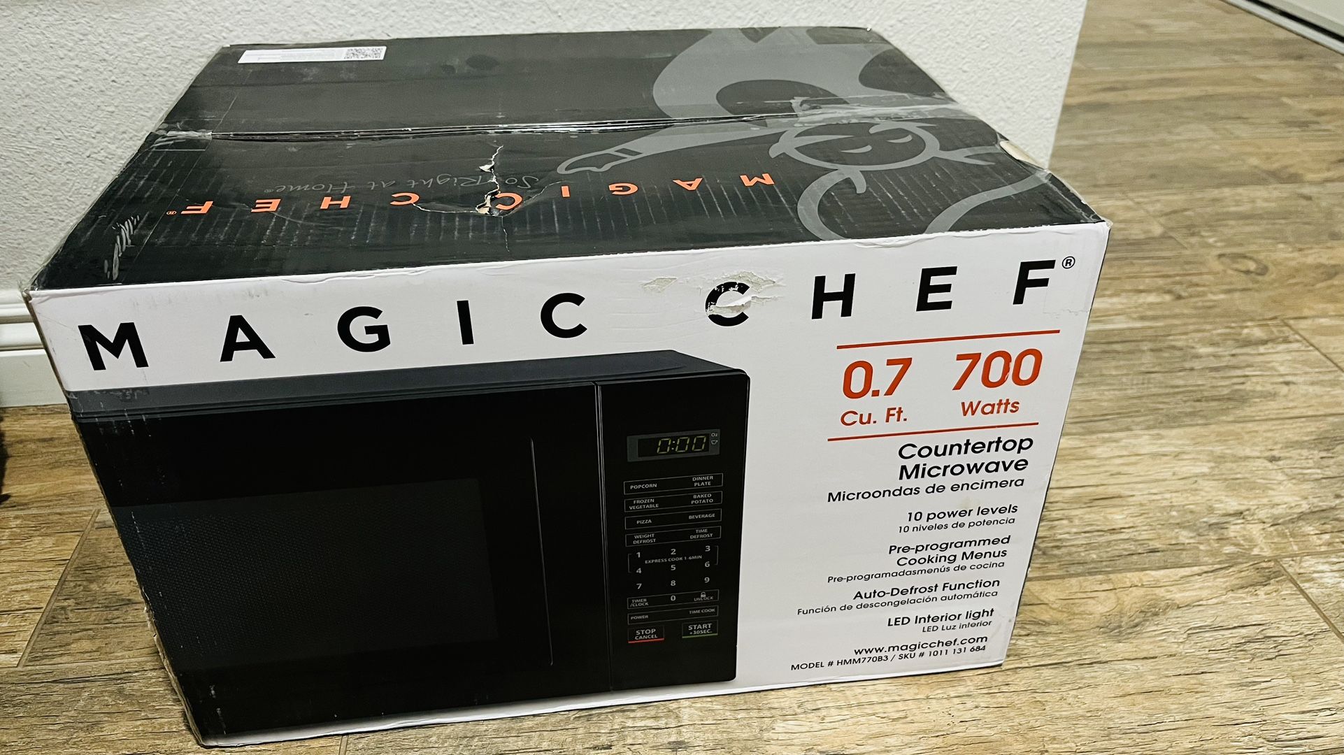 Magic Chef Microwave 700 Watt BNIB
