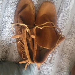 Minnetonka Moccasins Size 8.5 Mens