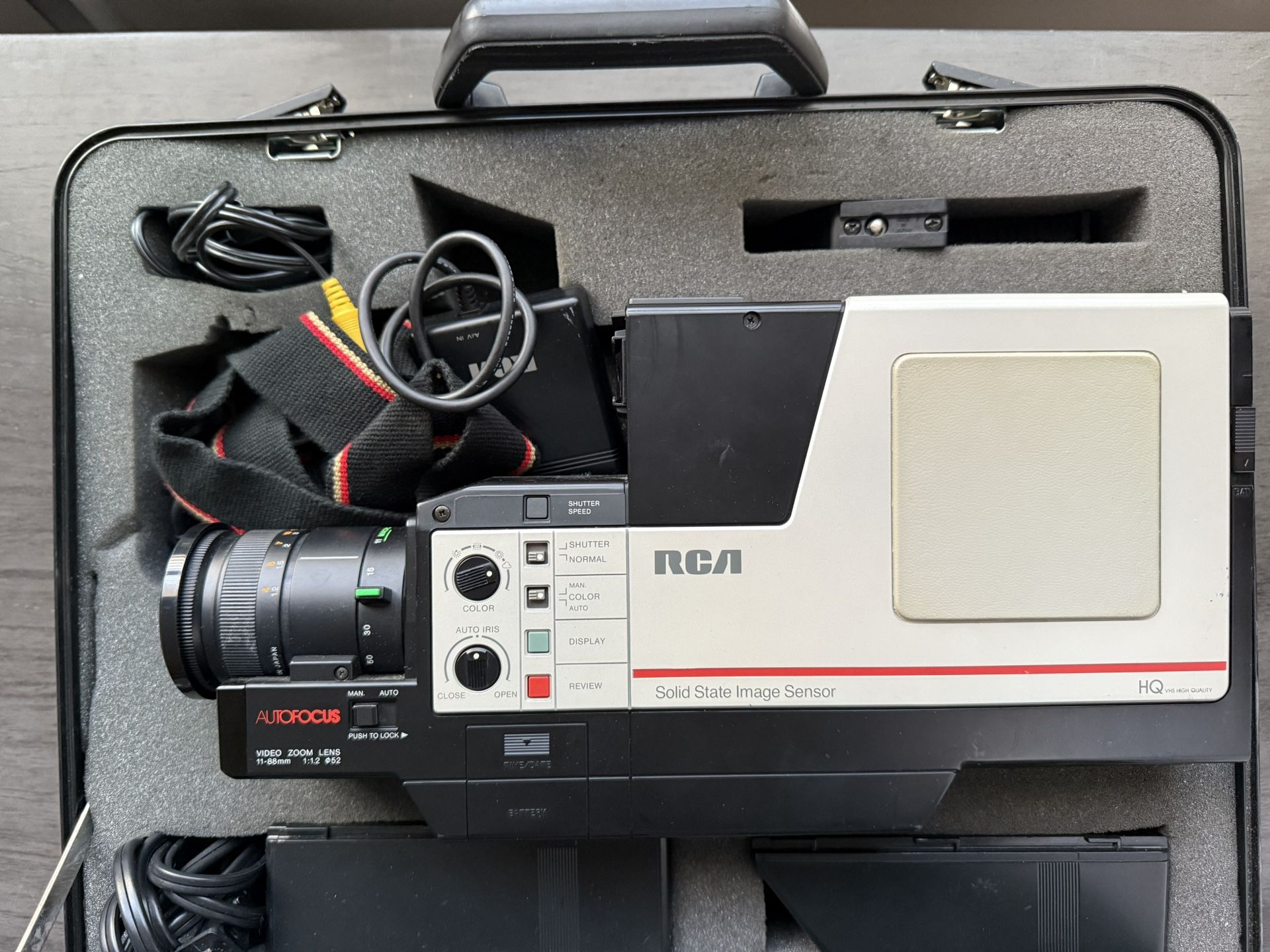 RCA Camcorder VHS WORKING Tested CC300 Full Size AutoFocus Battery Charger Case
