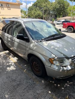 2007 Chrysler Town & Country LX – 184k – Runs & Drives