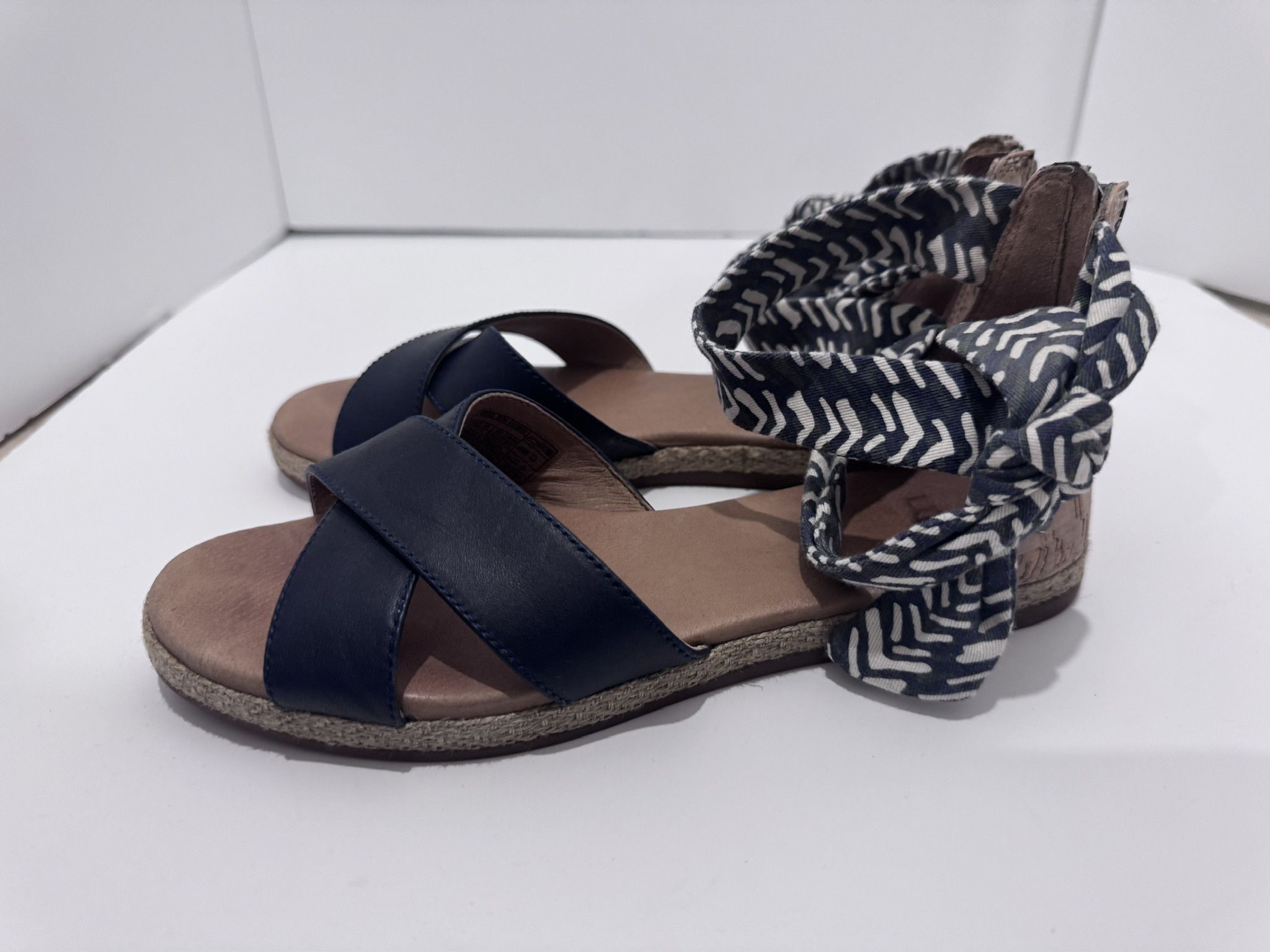 UGGS SIZE 5.5