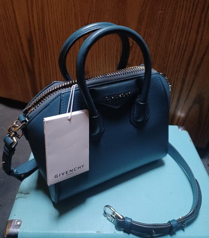 GIVENCHY Sugar Goatskin Small Antigona Bright Blue