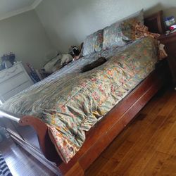Sleigh Bed With 2 Nightstands 