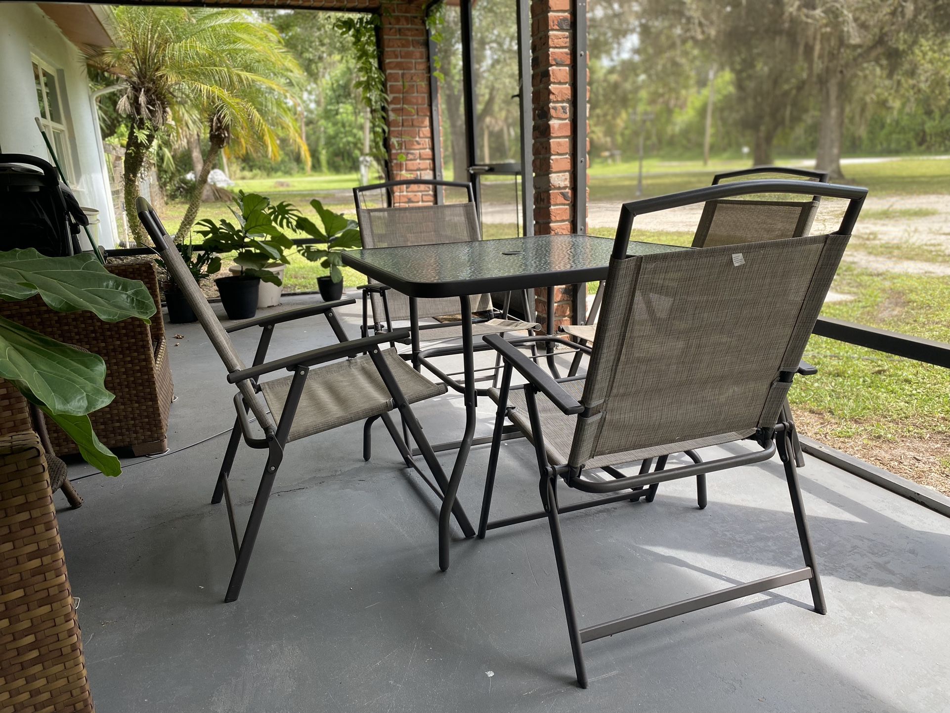 Outdoor Table Set With 4 Chairs and Umbrella