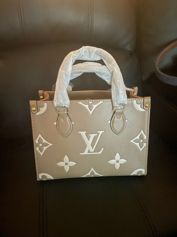 LOUIS VUITTON  -LV PURSE 