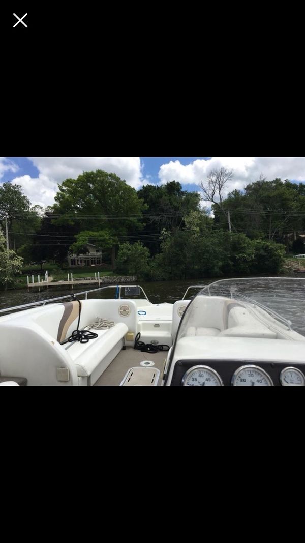 Deck boat