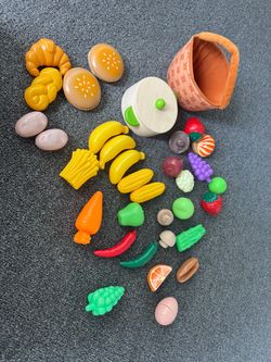 Assorted play food, set with basket and pot