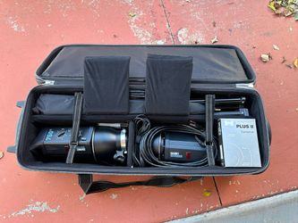 $500 OBO - STUDIO STROBES - Like New Calumet Travelite 750R 2 Light Kit with Case and Tripods/Umbrellas - black