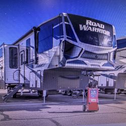 2022  Road Warrior 37 Ft  5/w Toyhauler 