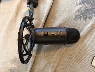 Blue Microphone Yeti Microphone w/ Desk Boom