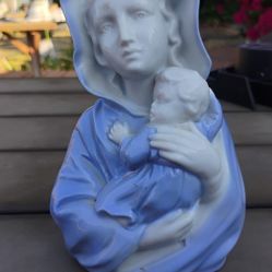 Vintage Renart Porcelain Madonna & Child
 $10!!