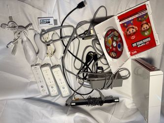 Nintendo Wii Bundle – 3 Controllers + 3 Nunchuks + Mario – Tested & Working