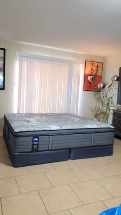 VERY NICE LIKE NEW KING SIZE SEALY POSTUREPEDIC MATTRESS AND BOXSPRINGS FOR SALE! IN GREAT CONDITION, FREE DELIVERY