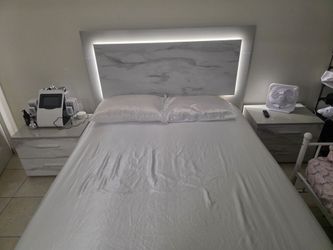 Se vende juego de cama reclinable con sus 2 mesitas de noche