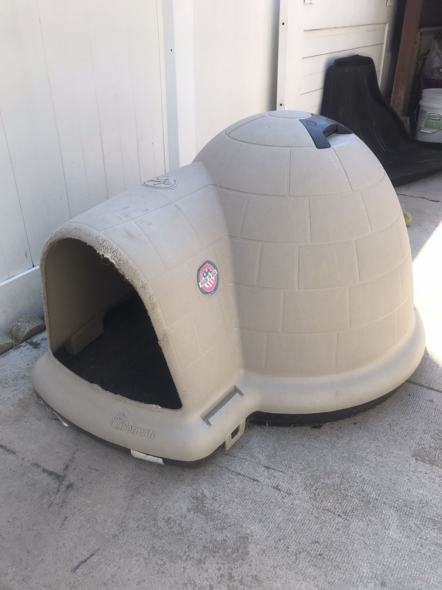 Dog igloo house