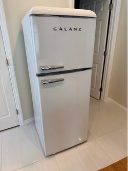 Galanz Retro Mini Fridge with Freezer 10 cubic feet