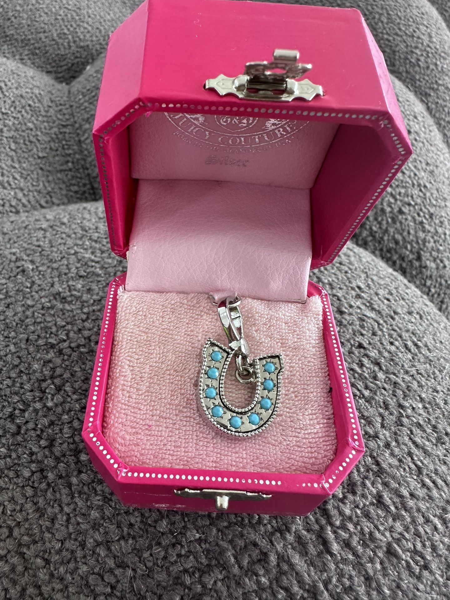 BRAND NEW IN BOX JUICY COUTURE HORSE SHOE PENDANT REVERSIBLE CRYSTALS AND TURQUOISE STONES IN SILVER