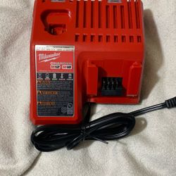 Milwaukee Chargers Cargador Milwaukee 35