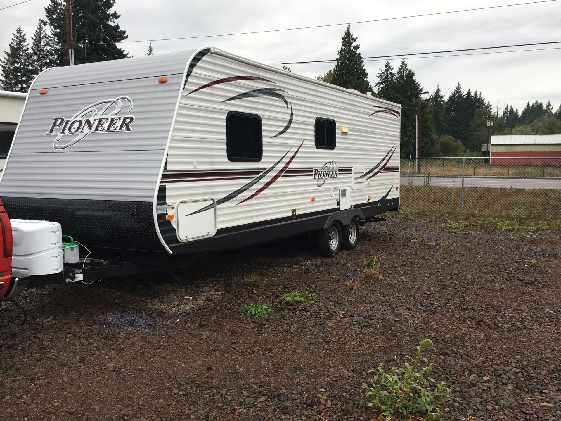 2013 Pioneer travel trailer 26 foot must see makes it easy to travel