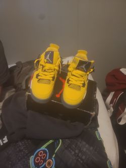 Jordan 4 yellow thunders size 5.5 youth Its replica  pretty sure