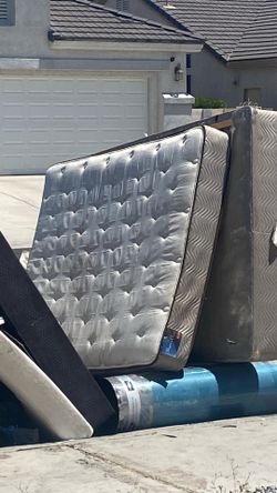 Queen matresss n box spring