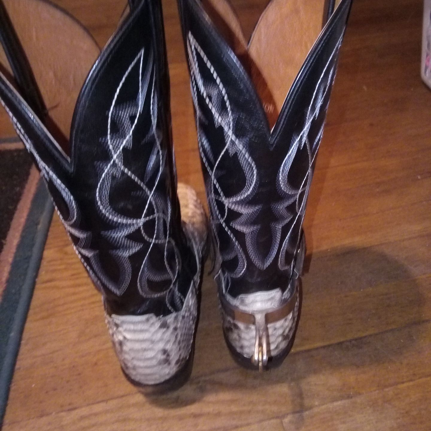 Dan Post (size 10)