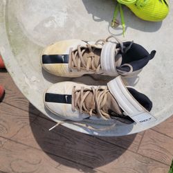 Nike Boys Baseball Shoes Size 4