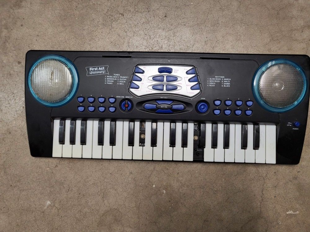 First Act Discovery 37-key electronic keyboard