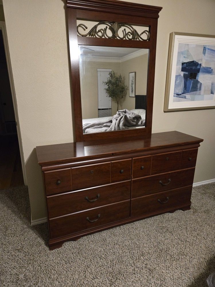Beautiful Classy Dresser With Mirror