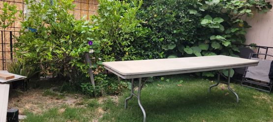 Folding table