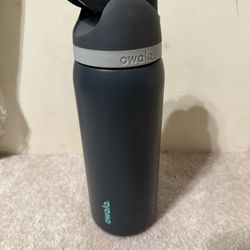 New 32oz. Owala Flask With Straw