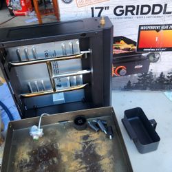 17 in griddle camp gas grill with Hard cover 