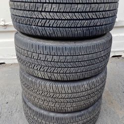 245/55/18 Vendo un Set De Llantas Marca Goodyear Con Un 80% De Vida Las 4 💥✅