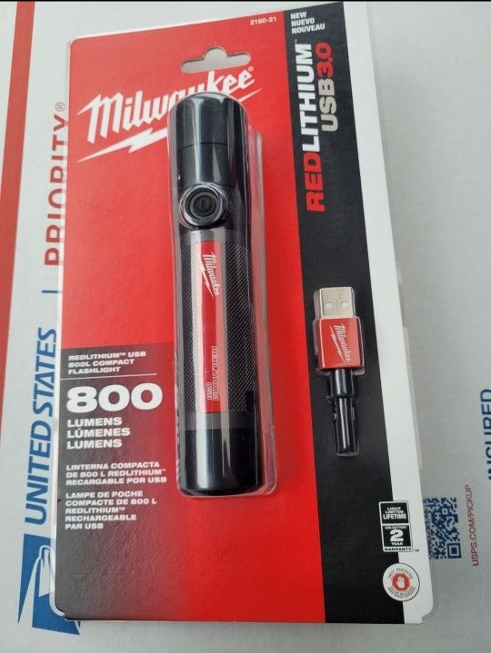 Milwaukee USB FLASHLIGHT 800 LUMENS