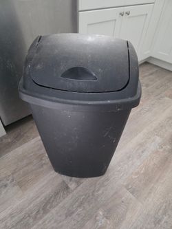Trash can with lid