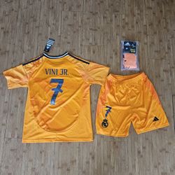 2024 real madrid orange VINI JR #7 kit set kids and adults sizes

Comes with jersey, short and socks 

Kids size:
5/6 years old #22
6/8 years old #24
