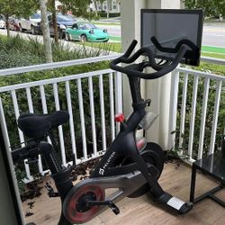 PELOTON BIKE