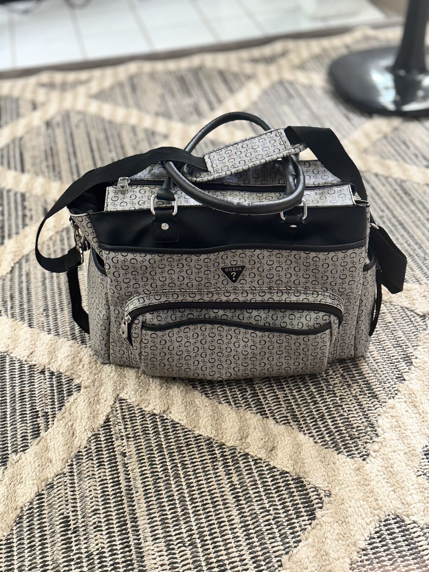 GENUINE GUESS LADIES LARGE SIZED HANDBAG WITH MULTIPLE POCKETS AND A SHOULDER SLING