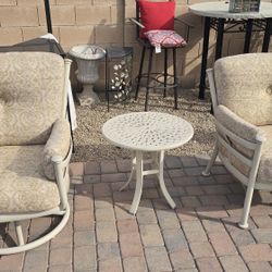 $600  BEAUTIFUL BIG CHAIRS AND TABLE WINSTON 