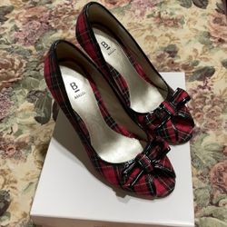 Bakers Size 7.5 Plaid Heel