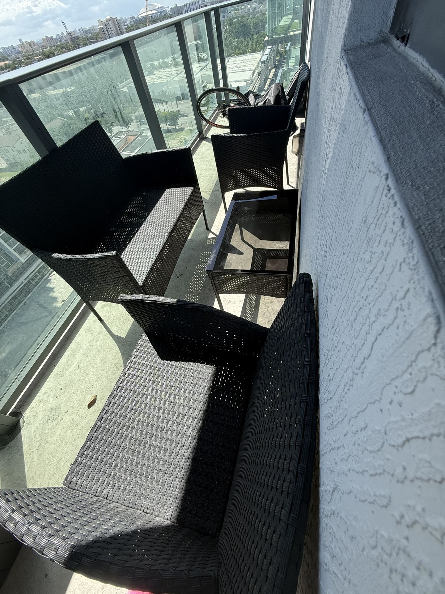 Patio/ Outdoor Furniture/ Table And Chairs