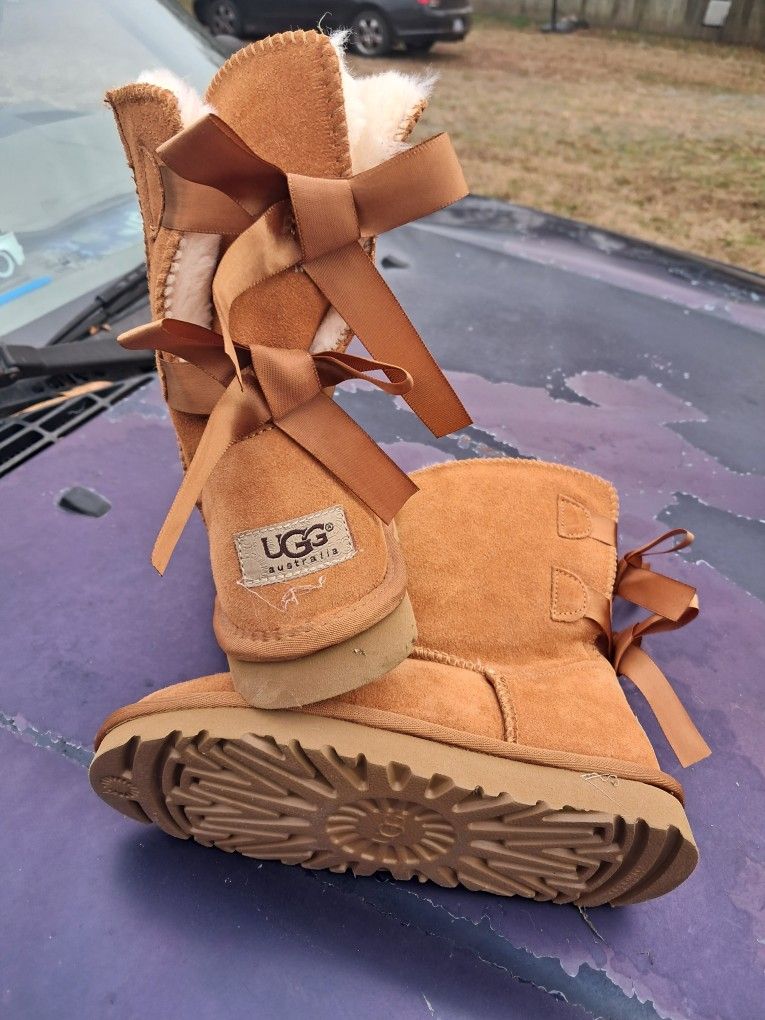 New UGGS SIZE 5 Never Worn No Box